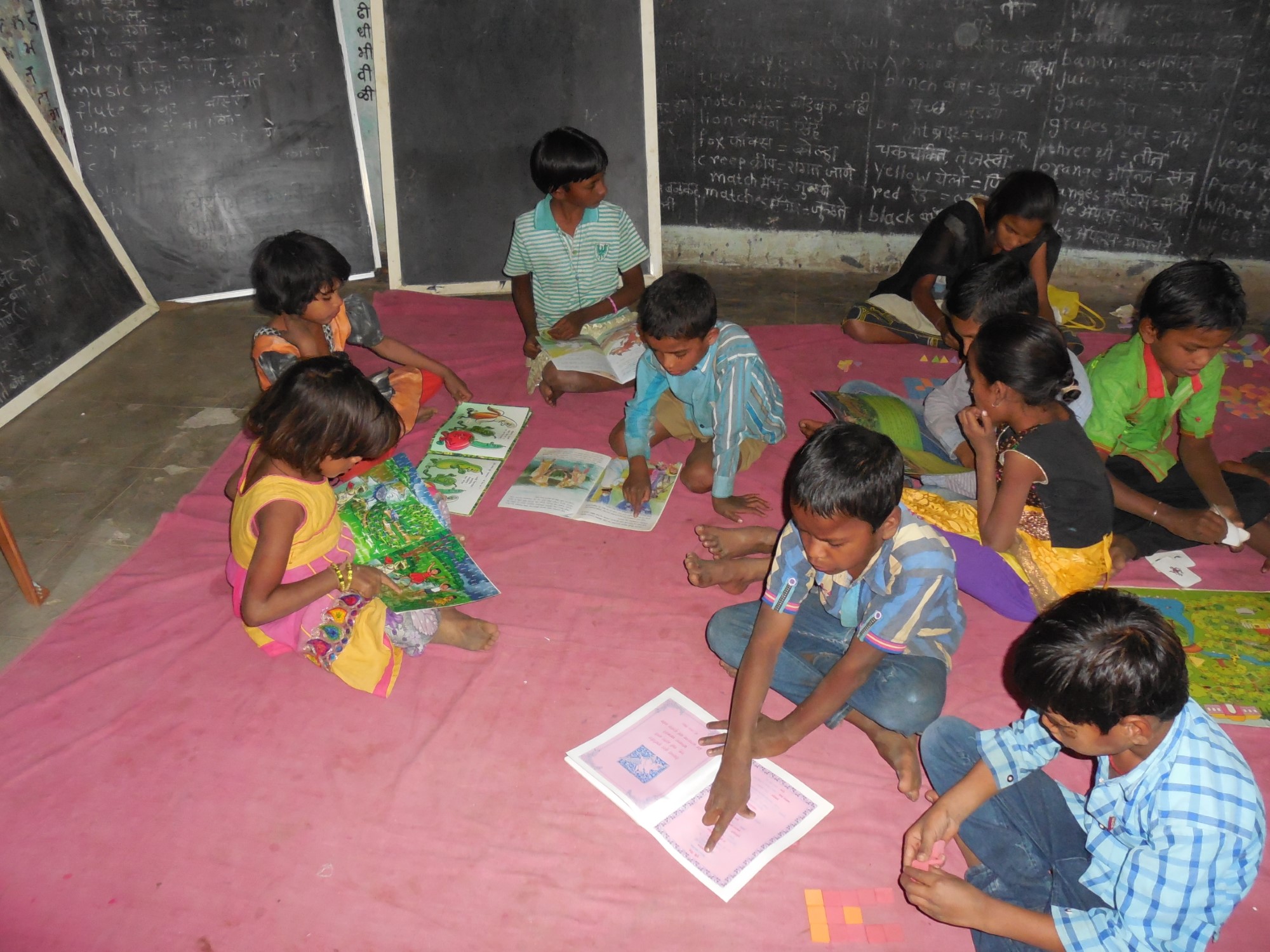 Children reading in a Nachiket library